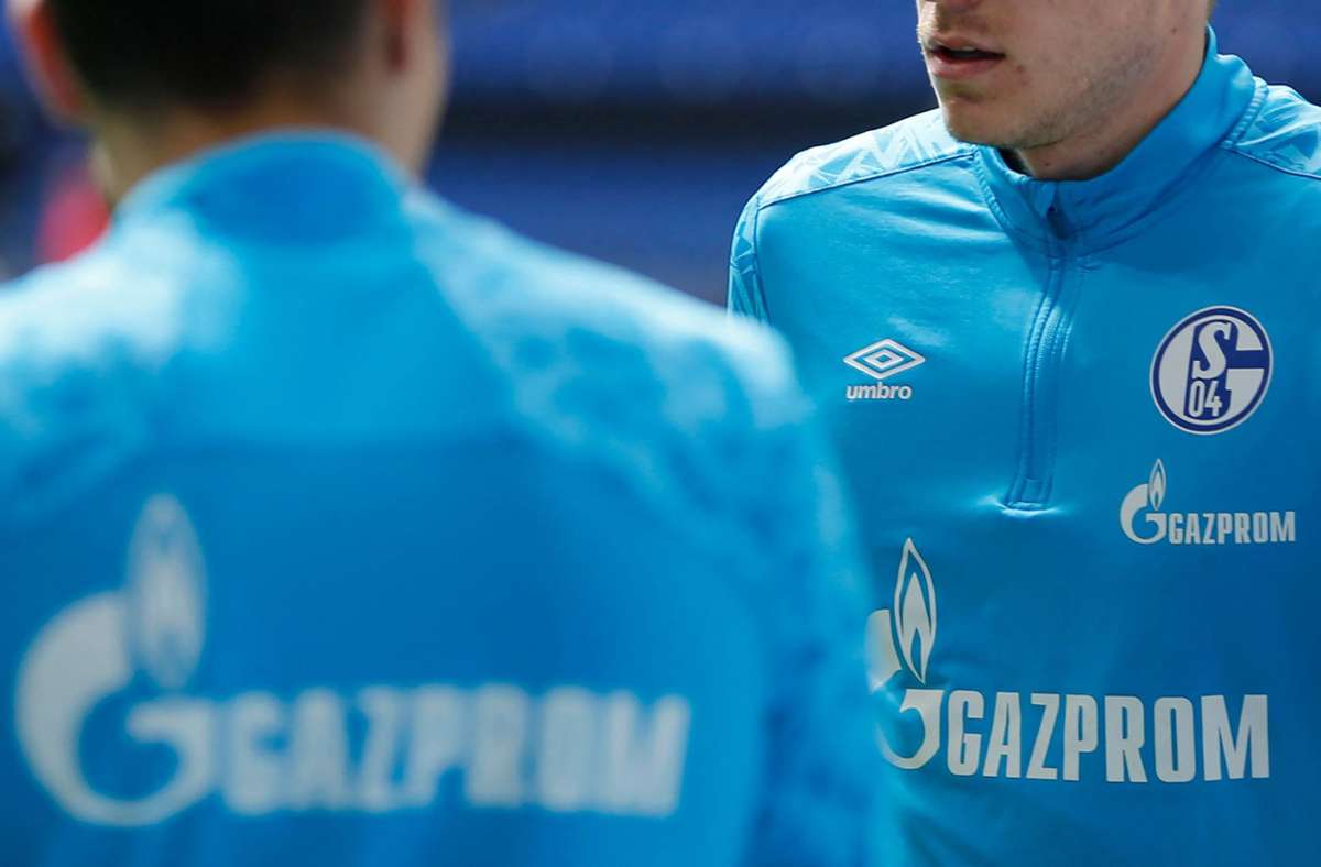 Nach Russlands Angriff auf Ukraine: Schalke nimmt Schriftzug von Hauptsponsor Gazprom vom Trikot