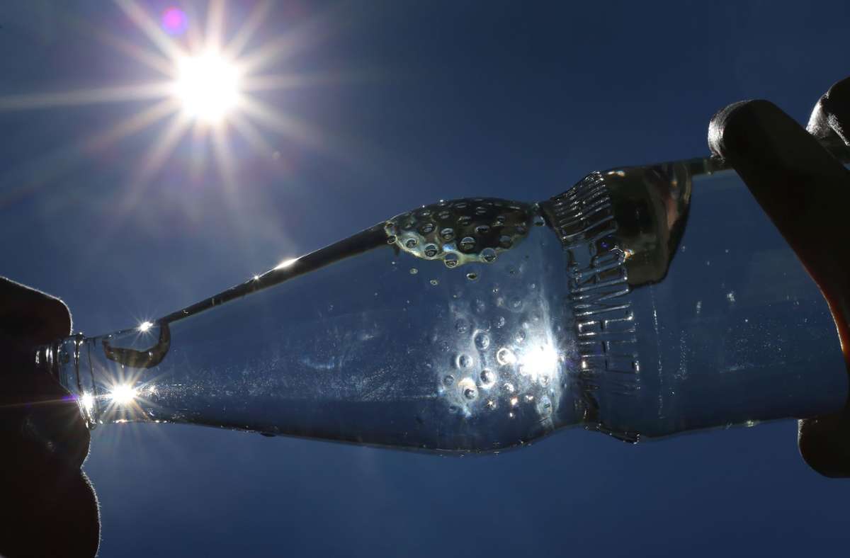 Von Mineralwasser und dem erfrischenden Zischen beim Öffnen einer Sprudelflasche können die Deutschen gerade bei Hitze nicht genug bekommen. Foto: Karl-Josef Hildenbrand