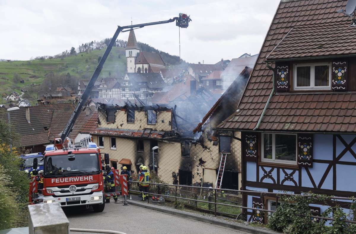 Feuer im Kreis Rastatt: Drei Leichen nach Hausbrand gefunden