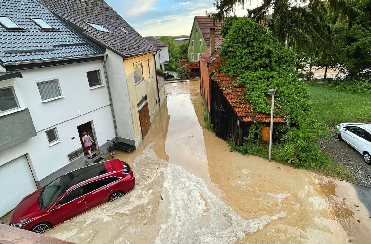 Das Unwetter hat am vorigen Donnerstag in  der Weinbaugemeinde Mundelsheim schwere Spuren  hinterlassen Foto: Werner Kuhnle