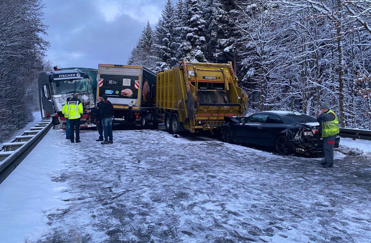 Karambolage auf B27: Drei Laster stoßen auf schneebedeckter Straße zusammen