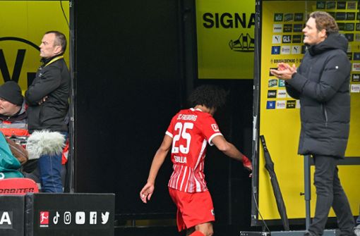 Kiliann Sildillia mit der Rückennummer 25 ließ eine beispielhafte Freiburger Serie reißen. Foto: AFP/SASCHA SCHUERMANN