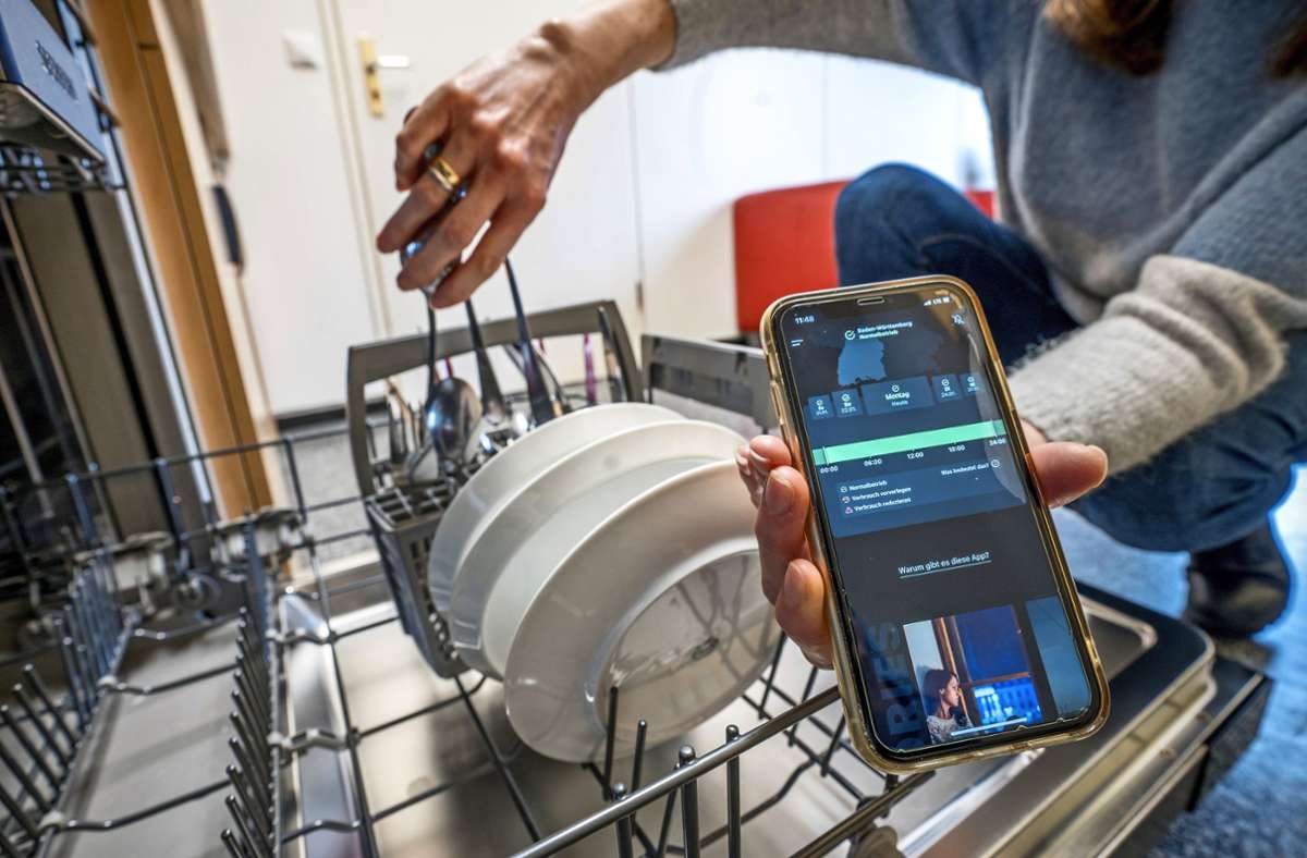 Solange die App „StromGedacht“ auf Grün steht, kann die Geschirrspülmaschine unbesorgt gefüllt werden. Foto: Giacinto Carlucci