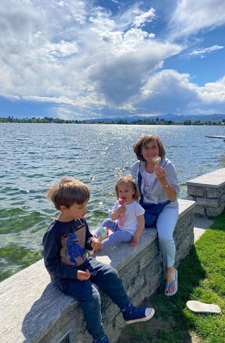 Mit den „Enkeln“ am See. Monika genießt das Leben in Italien.