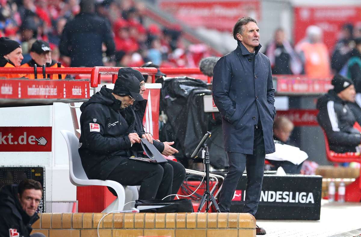 Bruno Labbadia steht im Regen. Der Trainer verfolgt, wie der VfB Stuttgart in Berlin einmal mehr verliert.