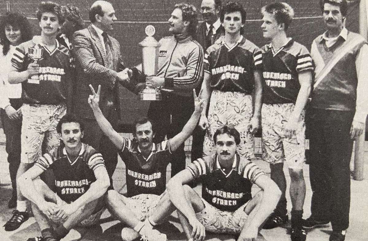 Böblingens Erster Bürgermeister Dirk Gaerte überreicht den Siegerpokal an Frank Richter: Die ,Murkenbachstuben’ gewinnen den ersten Kreiszeitung-Cup 1989