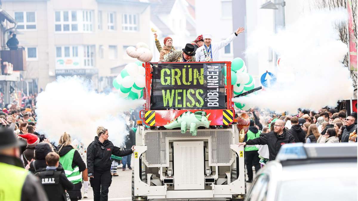Ganz vorne: der Wagen mit Hebebühne von Grün-Weiß Böblingen, inklusive Chefkoch Stefan Belz. An anderen Tagen ist er Oberbürgermeister.