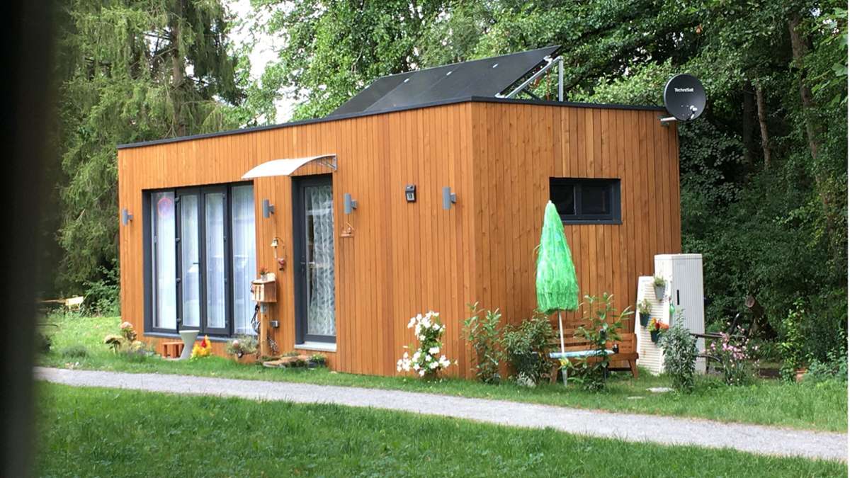 Dieses Tiny House steht auf einem ehemaligen Grünstreifen. Es ist eines von fünf, die   in Schorndorf vom Gemeinderat genehmigt wurden. Die Stadt Schorndorf will hier eine alternative Wohnform erproben.