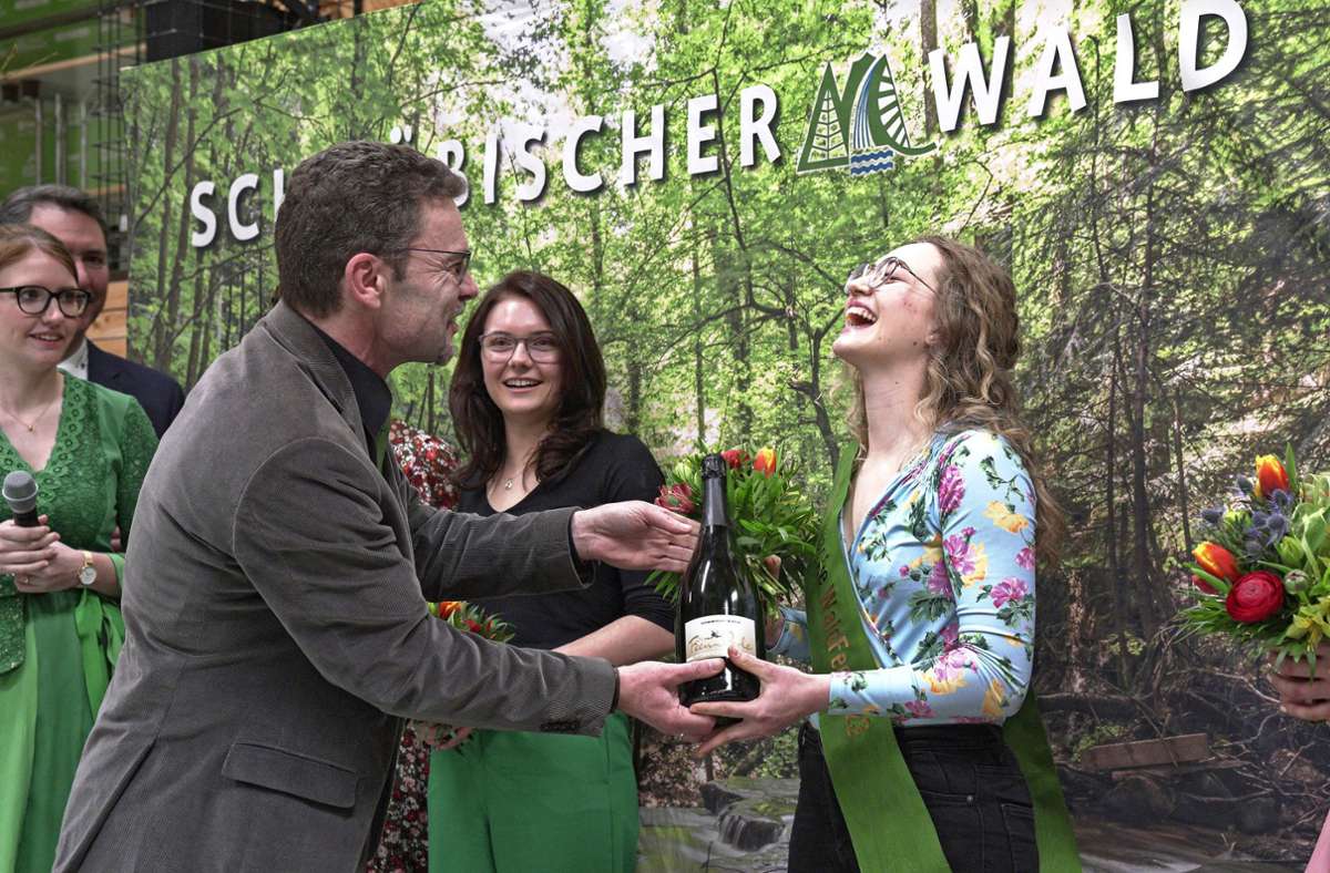 Der Großerlacher Bürgermeister Christoph Jäger gratuliert der neuen Waldfee Michelle Fuchs aus Kaisersbach.