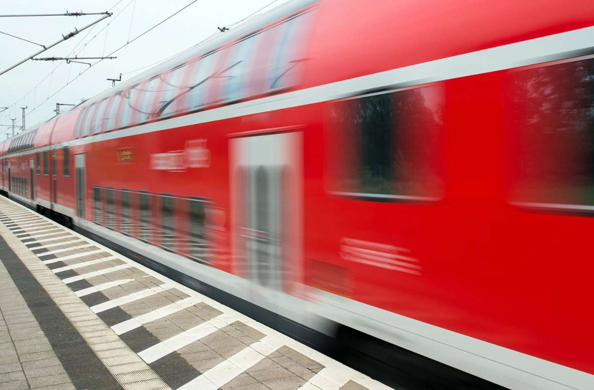 Reutlinger Bahnhof: Mann wird von Zug mitgeschleift und schwer verletzt
