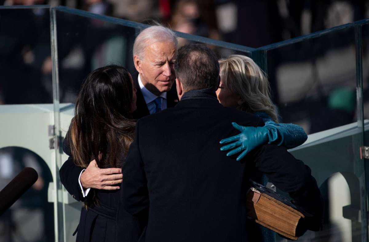 Familien-Umarmung: Joe Biden mit seiner Frau Jill, seiner Tochter Ashley (links) und seinem Sohn Hunter (zu sehen von hinten). Foto: AFP/CAROLINE BREHMAN