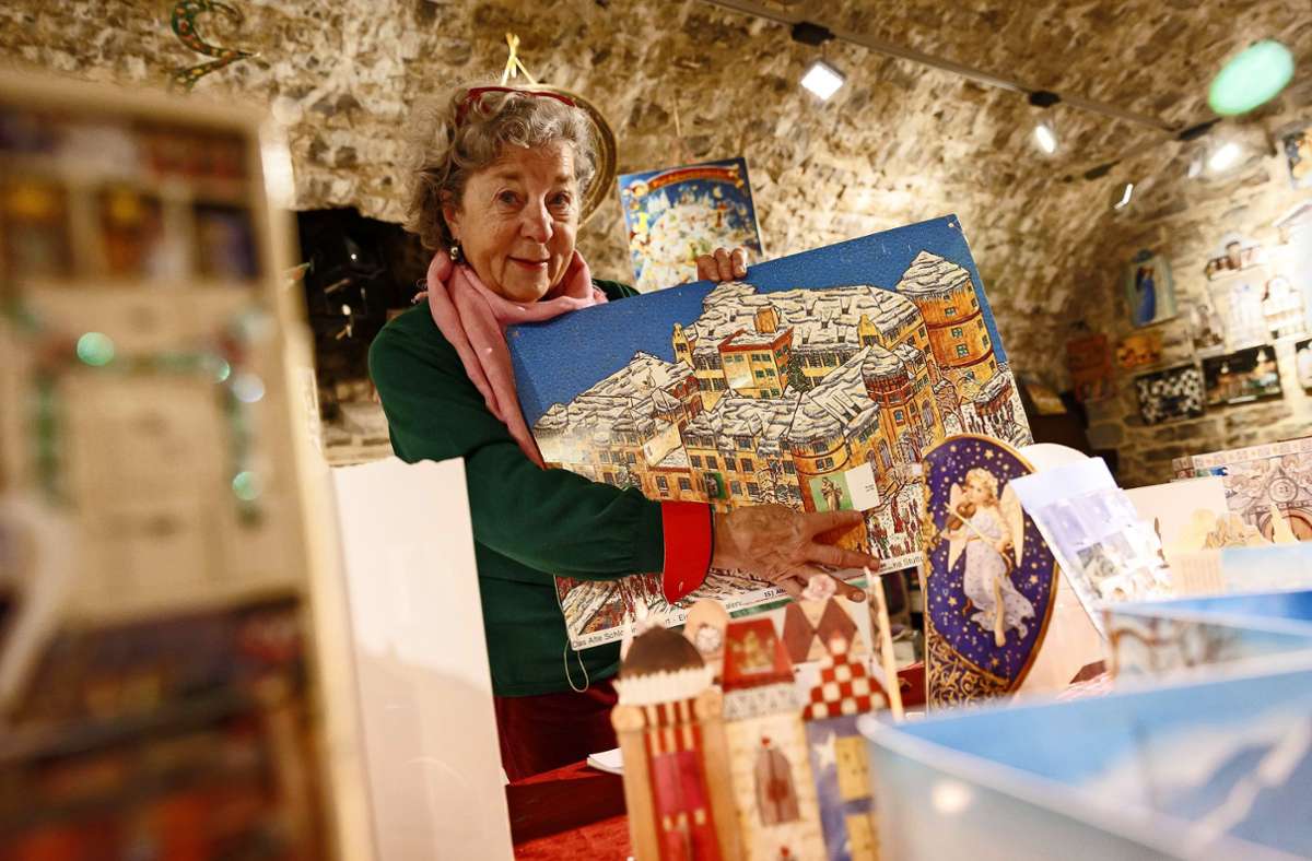 Ilse Erfurth zeigt Adventskalender  aus ihrem Fundus – mit dem  Exemplar des Alten Schlosses hat ihre Leidenschaft angefangen.