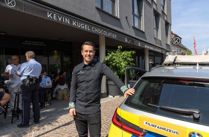Dreharbeiten bei  Kevin Kugel in Sindelfingen: SOKO-Ermittler suchen in Chocolaterie nach dem Mörder