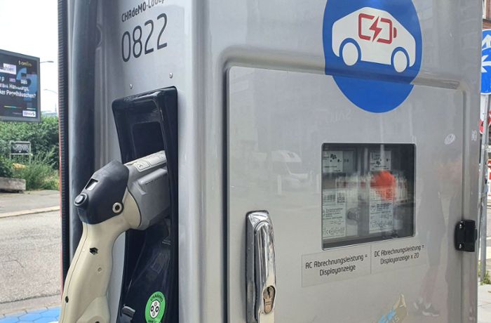 Unfall beim Verladen  in Gültstein: 750-Kilo-Elektroladesäule stürzt  auf Tankstellenmitarbeiter