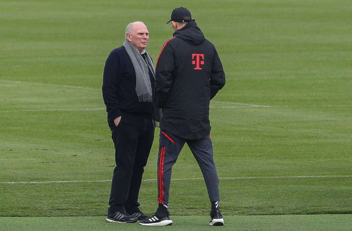 Überraschung beim FC Bayern: Uli Hoeneß beim Training – 15 Minuten Gespräch mit Thomas Tuchel