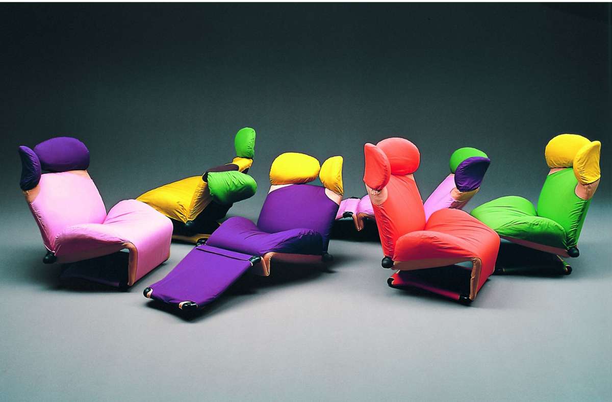 Sessel mit ergonomischer Kopfstütze zum Sitzen und Liegen: „WINK“-Chair“ in fröhlichen Farben, entworfen von dem 1942 geborenen Designer Toshiyuki Kita – anzuschauen in „Japanisches Design seit 1945“.