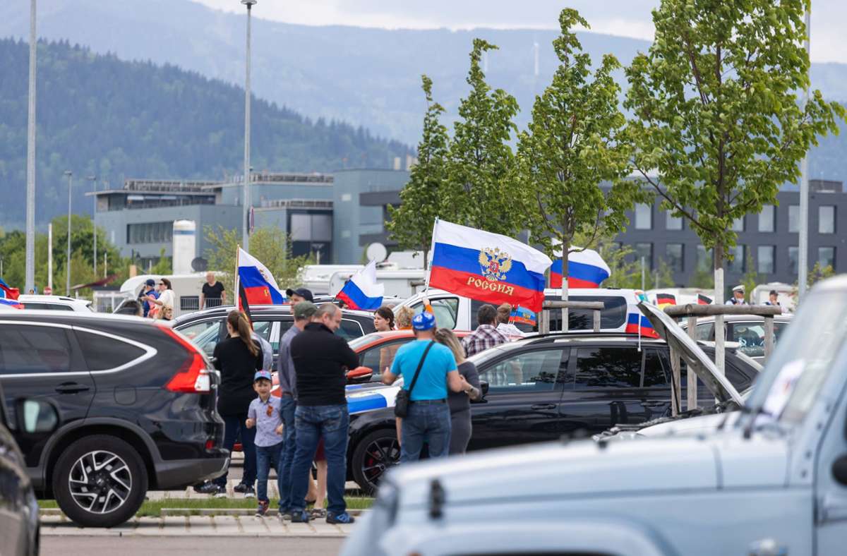 Autokorso zieht durch Freiburg: Protest gegen Diskriminierung von Russen