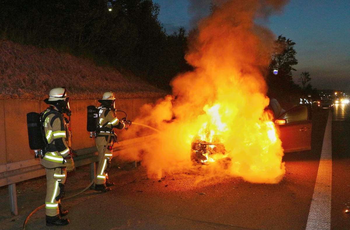 Als die Feuerwehr eintrifft, brennt das Auto bereits lichterloh.