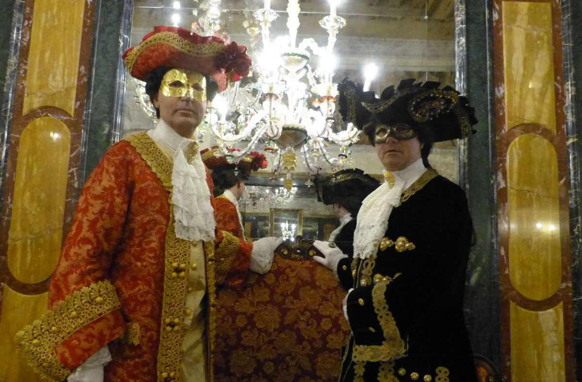 Heinz Frey (links) mit Dreispitz und Halbmaske in Venedig. In diesem  Rokoko-Kostüm...
