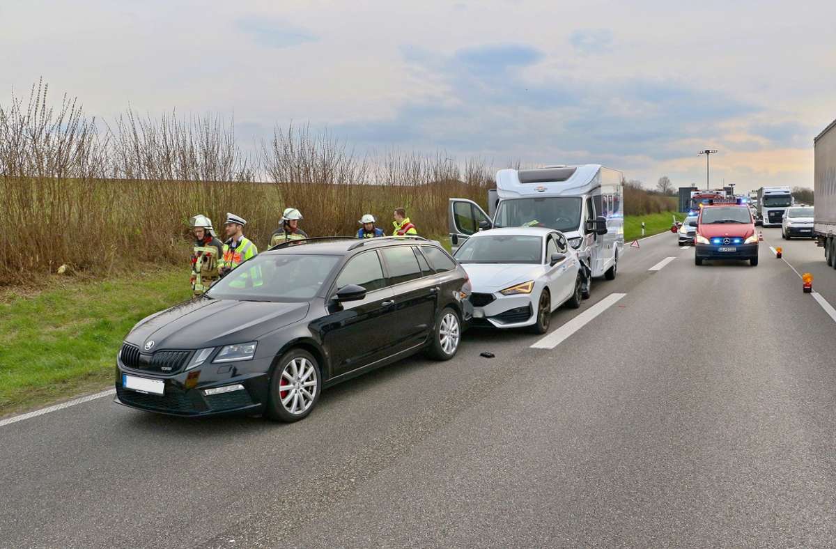 Im Oster-Reiseverkehr: Unfall mit fünf Fahrzeugen auf der A81