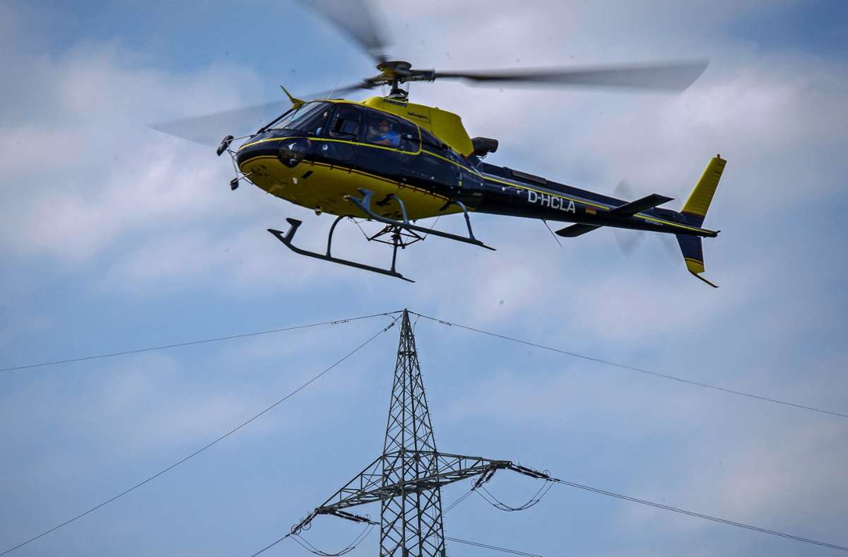 Der Hubschrauber geht bis zur Höhe der Strommasten herunter.