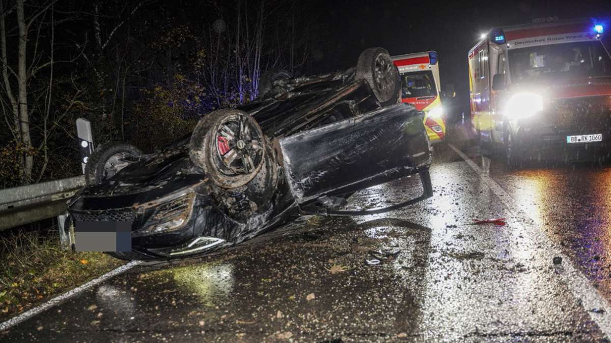 Spektakulärer Unfall bei Renningen: Erst Graben, dann Böschung, am Ende kopfüber auf der Straße