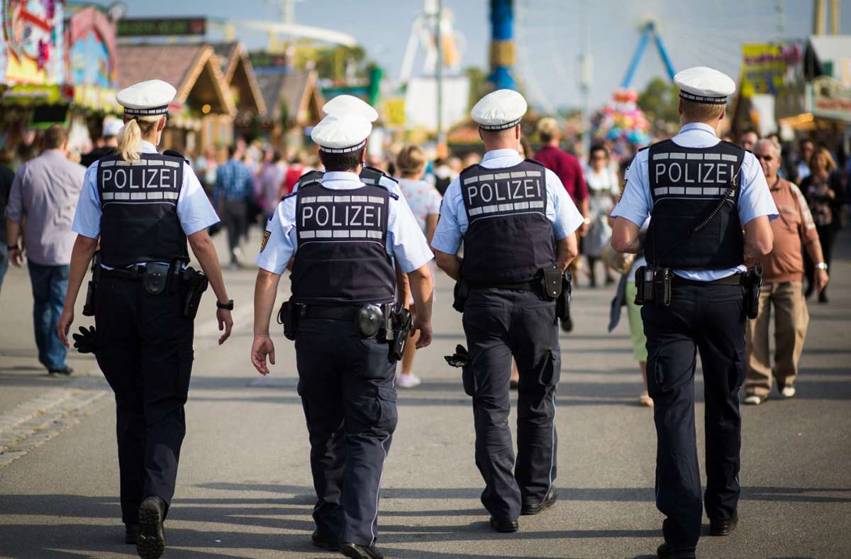 Mehr als 1300 Ausbildungs- und Studienplätze hat die Polizei dieses Jahr zu bieten. Berufsberater informieren vor Ort. Foto: dpa/Christoph Schmidt
