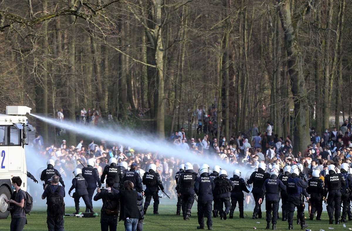 Party in Brüsseler Park: Polizei geht gegen tausende Teilnehmer vor