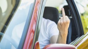 Zwei Autofahrer provozieren und beleidigen sich