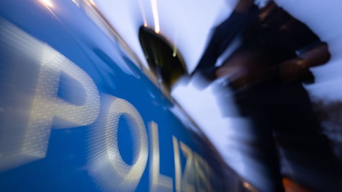 Vorfall im Kreis Reutlingen: Gruppe greift Sanitäter und Polizisten an – Polizei ermittelt