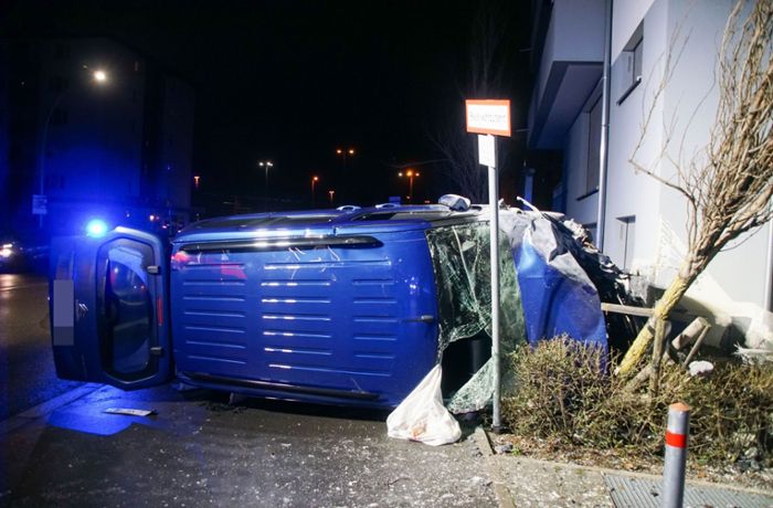 Schwerer Unfall in Sindelfingen: 64-Jährige kracht mit Auto gegen Hauswand