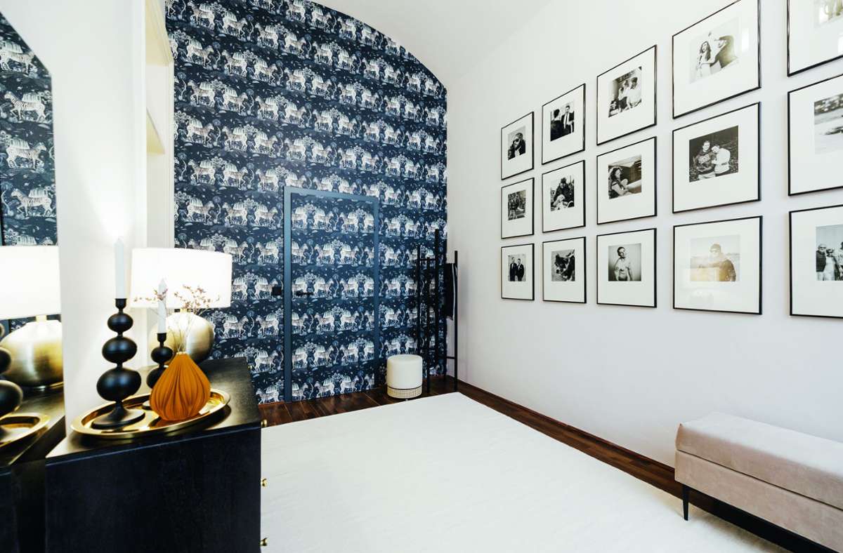 Ein  letzter Blick in den Innenarchitekturbildband „Best of Interior 2022“: eine Diele wie ein Galerie-Zimmer mit Tapetentür und geometrisch angeordneten Bildern, gestaltet von Innen­architektin Yvonne Meindl-Cavar von Schönstil.