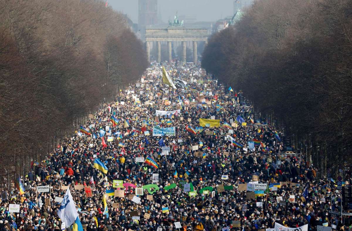 Krieg in der Ukraine: Mehr als Hunderttausend bei Demo in Berlin