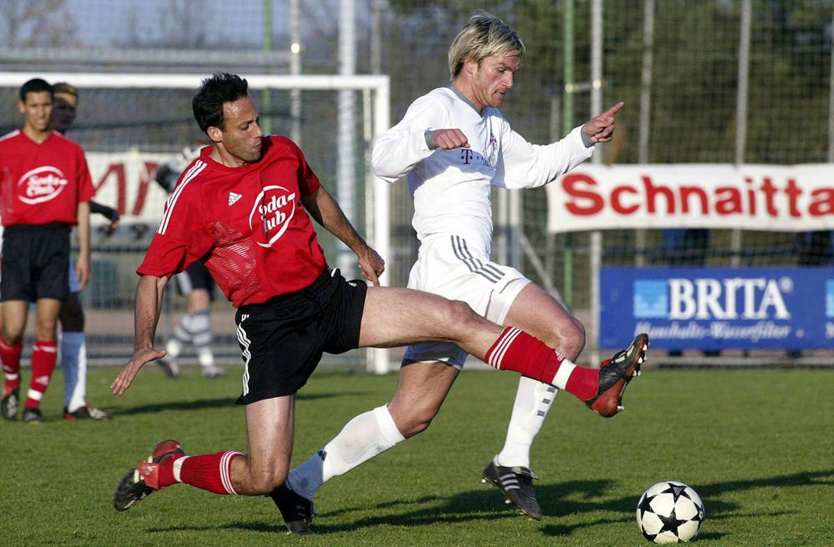 Eine der ersten Stationen seiner Spielerkarriere war für Pellegrino Matarazzo der SV Wehen – hier spielte er in der drittklassigen Regionalliga Süd (Bild vom April 2003). Matarazzo war als Sohn italienischer Einwanderer in den USA geboren worden, hatte dort während des Colleges für die Columbia Lions in der Ivy League gespielt und war im Jahr 2000 nach Deutschland zu Eintracht Bad Kreuznach gekommen, für die er zunächst eine Saison in der Oberliga Südwest gespielt hatte.