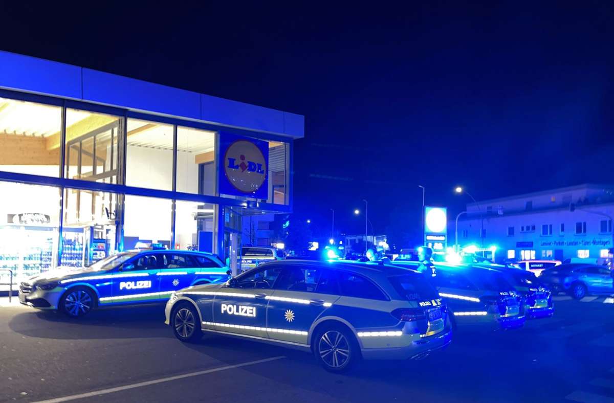 Mit zehn Streifenwagen rückte die Polizei zu der Lidl-Filiale in Böblingen aus.
