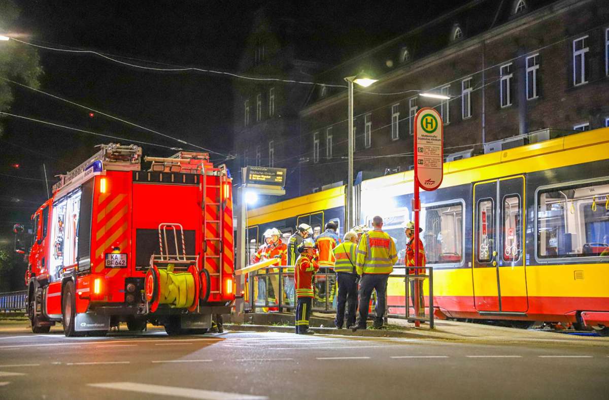 Unfall in Karlsruhe: Betrunkener Mann unter Straßenbahn eingeklemmt