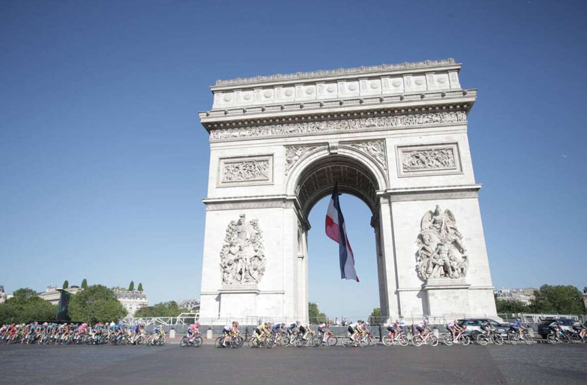 Am Ende gewinnt Wout van Aert die Schlussetappe der 108. Tour de France rund um den Arc de Triomphe.