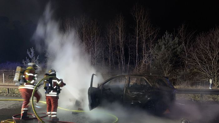 Mercedes geht in Flammen auf – B295 kurzzeitig voll gesperrt
