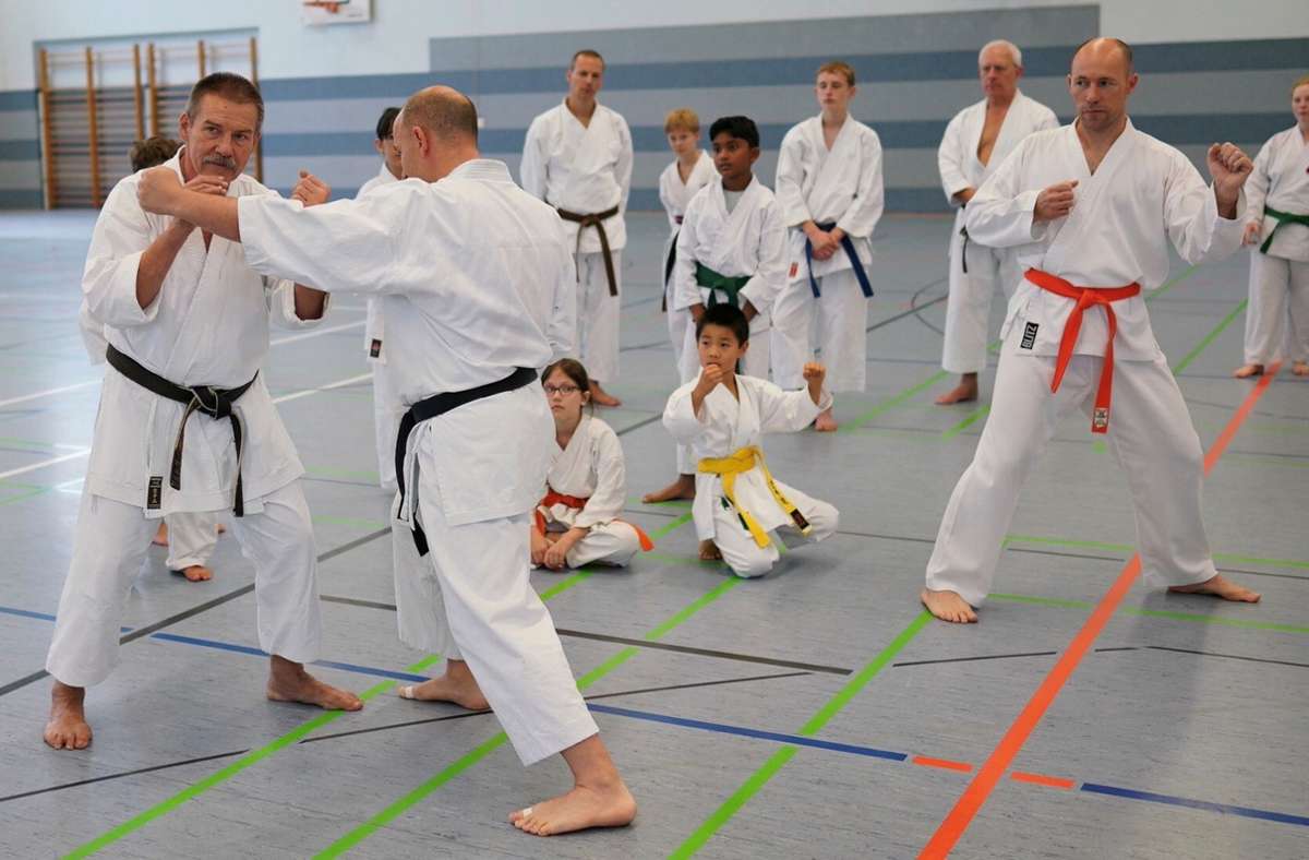 Die SVB-Karateabteilung freut sich über den Besuch von Hanshi Lothar Raschke (li.), Träger des 8. Dans. Foto:  