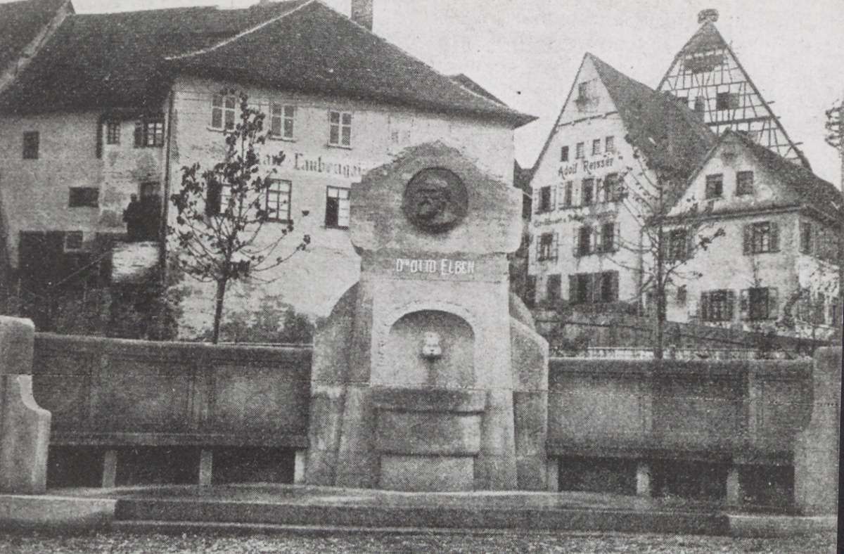 Das Otto-Elben-Denkmal an seiner ursprünglichen Stelle mitten auf dem heutigen Elbenplatz