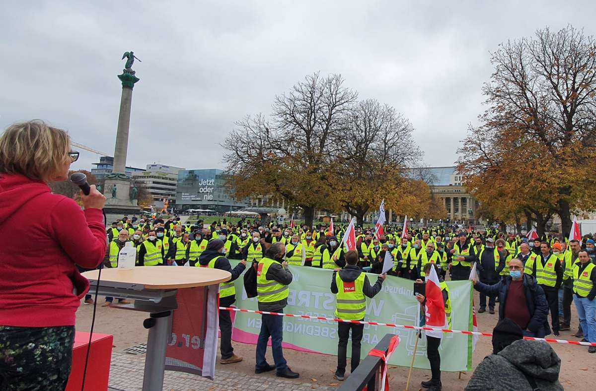 Mehr als  800  aus 20 Unternehmen nahmen Mitte November an einem landesweiten Streiktag teil  – viele von ihnen versammelten sich auf dem Stuttgarter Schlossplatz, wo die Verhandlungsführerin Hanna Binder (links) zu ihnen sprach. Foto: Verdi