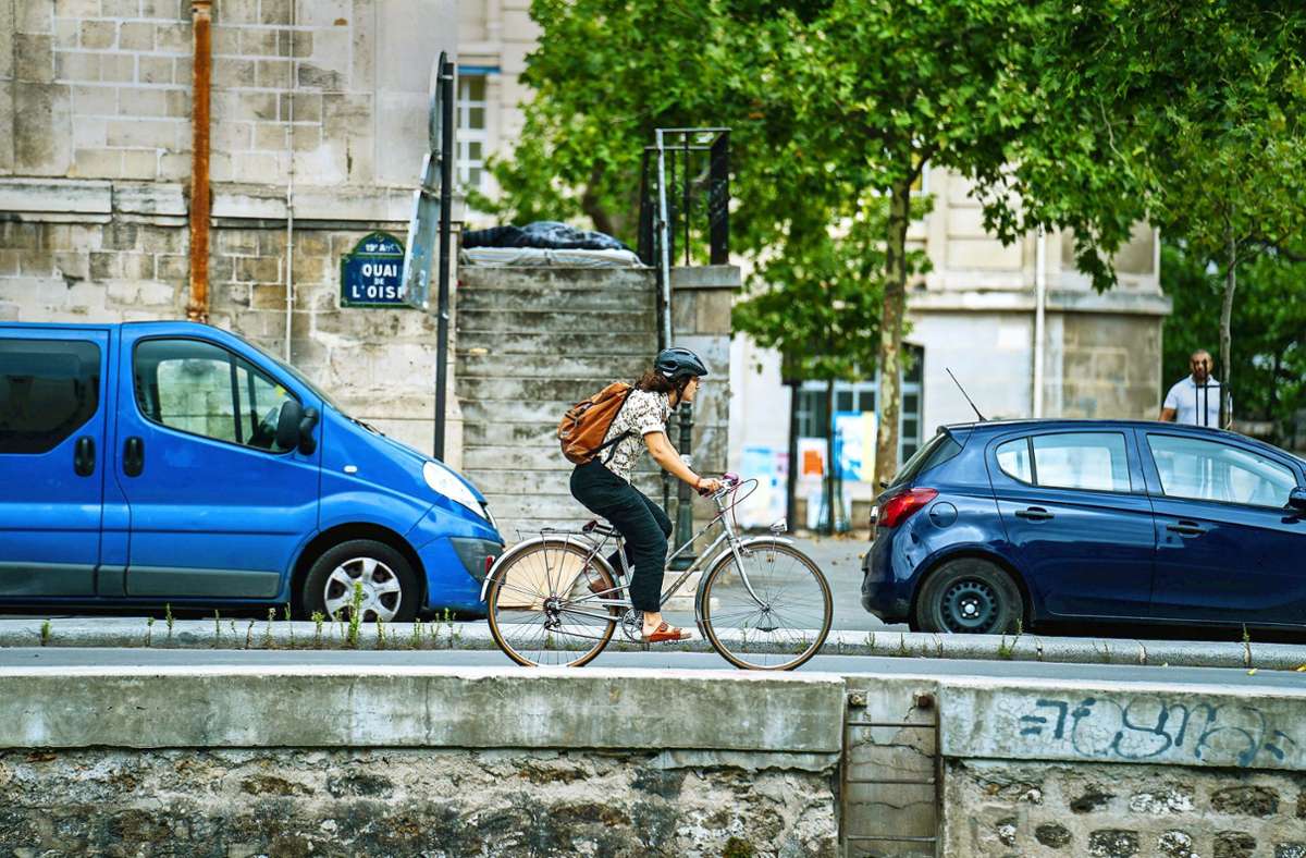 Warum nicht auch mal  das Fahrrad nehmen? Französische Autowerbung soll dies bald vorschlagen. Foto: Imago /Hans Lucas