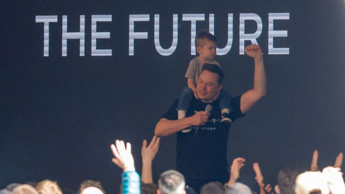 Tesla-Chef Elon Musk ist zu einem Besuch in die Gigafactory in Grünheide bei Berlin gekommen - und hat seinen Sohn mitgebracht. Dort spricht der 52-Jährige zu den Mitarbeitern und will sich ein Bild von der Lage nach dem Stromausfall infolge eines Brandanschlags machen.