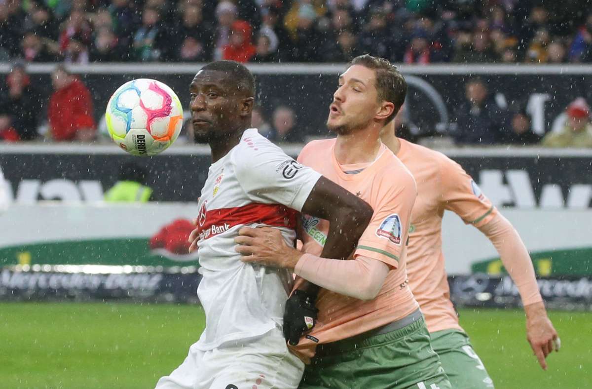 Im Spiel des VfB Stuttgart gegen den SV Werder Bremen hat sich Serhou Guirassy (links) verletzt. Foto: Pressefoto Baumann/Hansjürgen Britsch