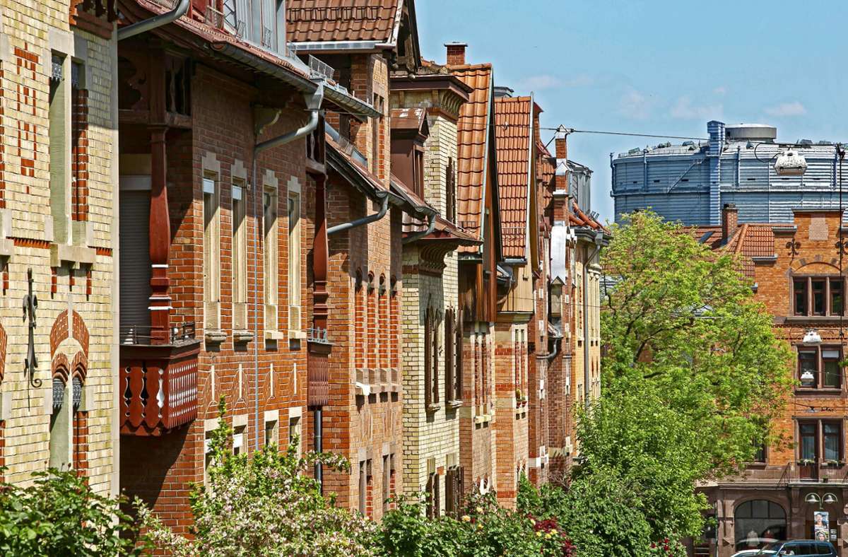 Die Arbeitersiedlung Kolonie Ostheim in Stuttgart entstand in 1890er Jahren. Sie war das erste große Projekt des Vereins für das Wohl der arbeitenden Klasse (heute Bau- und Wohnungsverein), der vom Bankier und Sozialreformer Eduard Pfeiffer mitgegründet worden war.