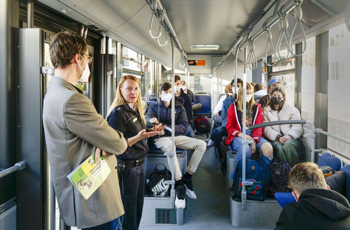 Sicherheit in Bus und Bahn: Wer selbstbewusst wirkt, wird nicht so leicht zum Opfer
