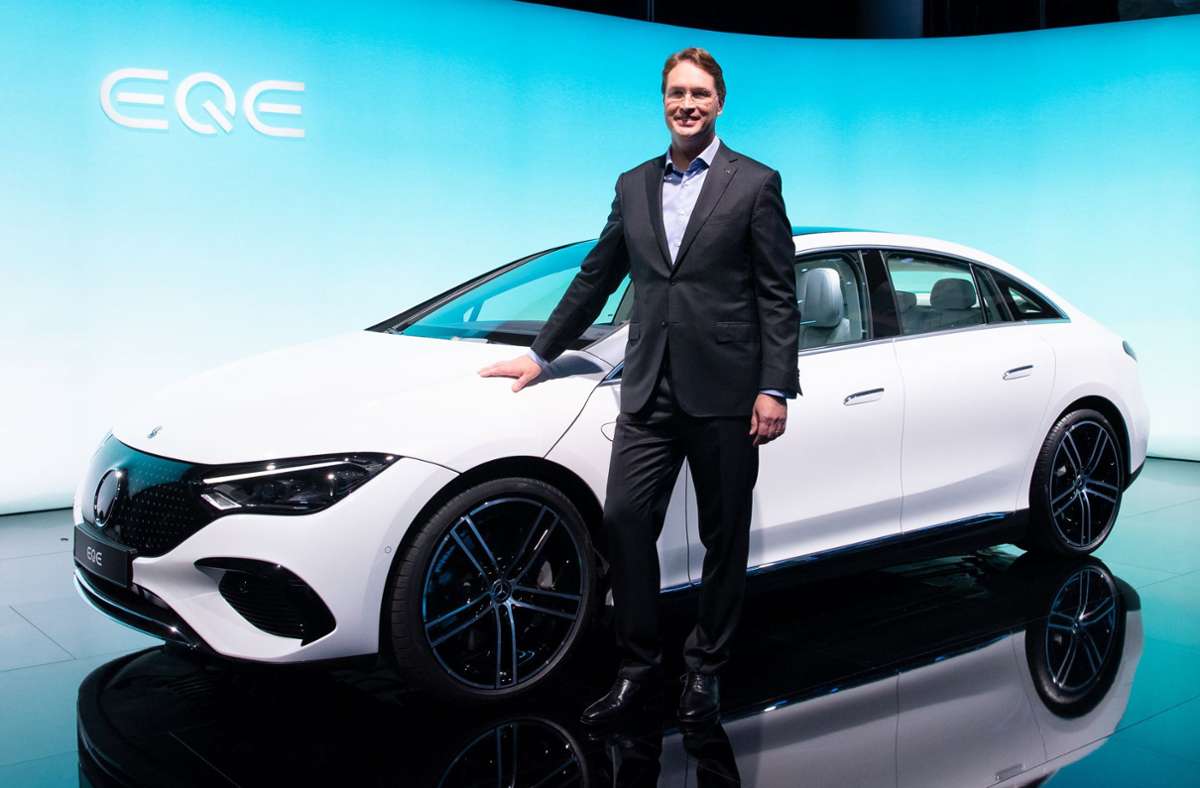 Daimler-Chef Ola Källenius präsentiert auf der IAA in München stolz die vollelektrische E-Klasse.
