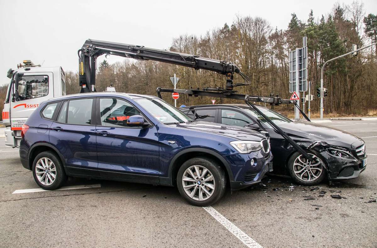 Crash in Böblingen: 50-Jährige übersieht rote Ampel