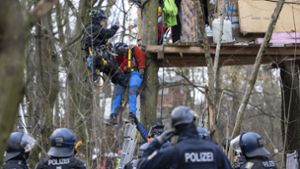 Protest gegen Rodung für Autobahn-Ausbau –  Polizei räumt Wald