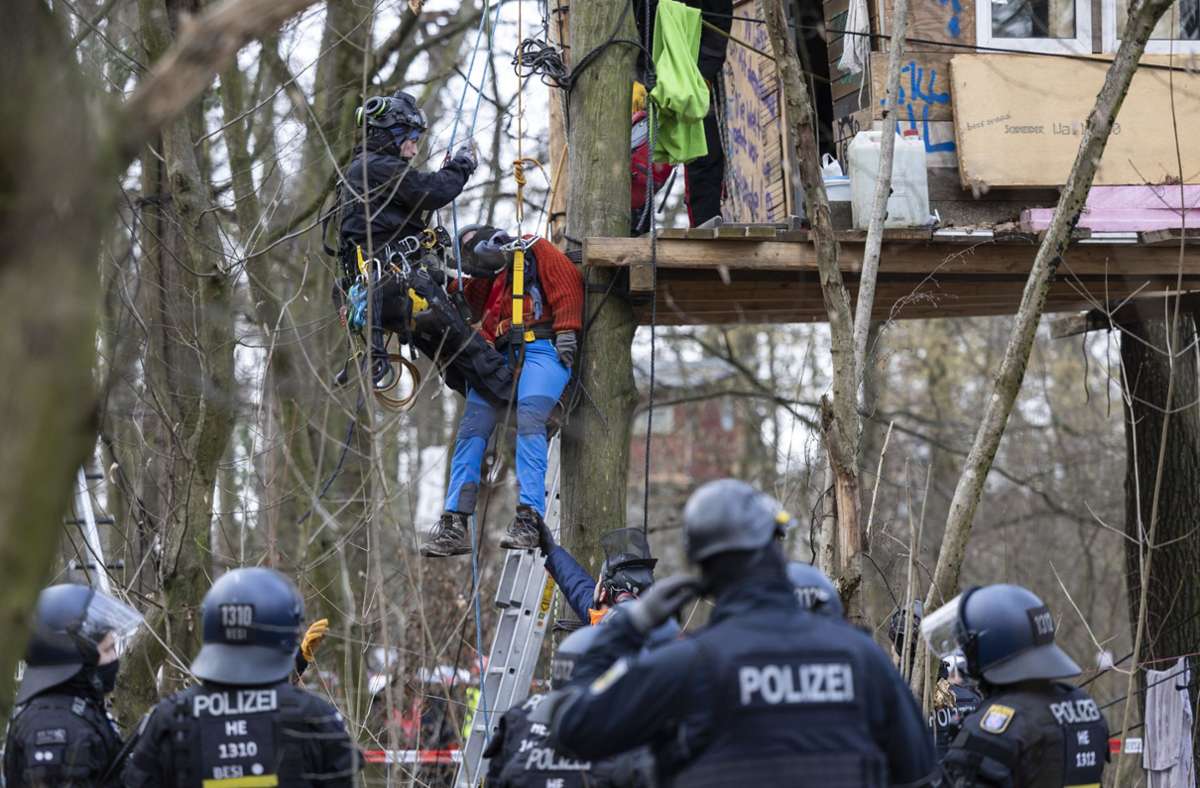Einige Aktivisten waren hoch in die Bäume geklettert, die Polizei rückte an.